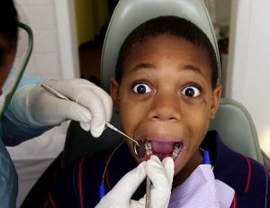 Až 8 percent ľudí sa bojí zubára. Prečítajte si ako prekonať strach zo zubára.