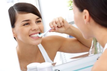 Bielenie zubov nie je to isté ako umývanie zubov. Čistením zubov si zuby nevybielite.