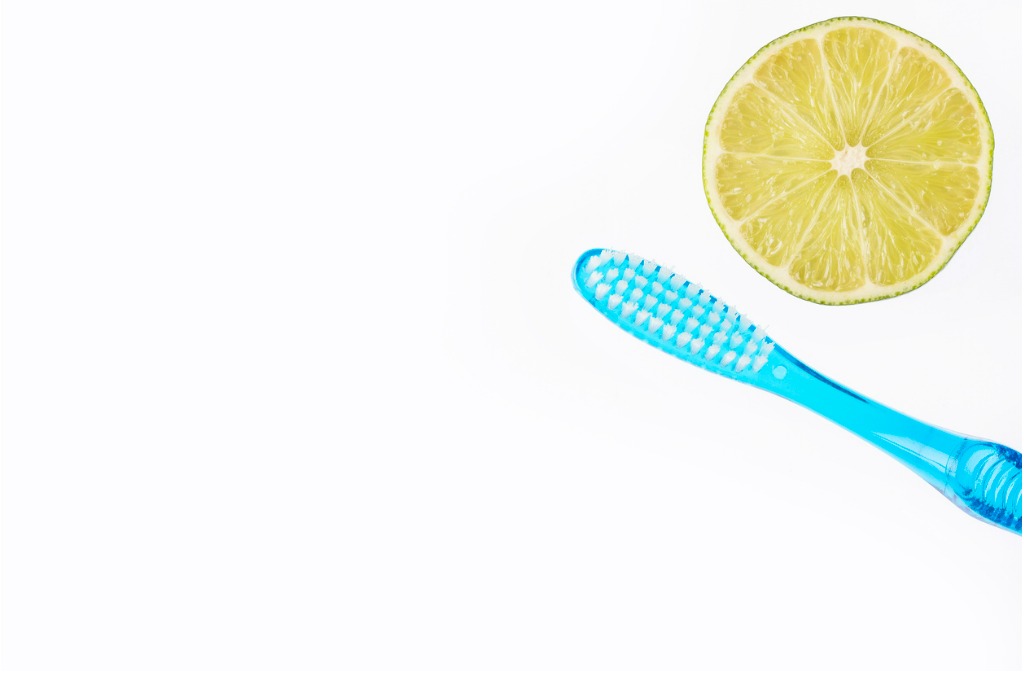 citrón na bielenie zubov doma